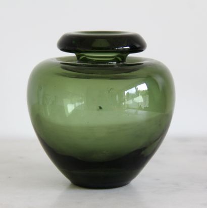 null Vase globulaire à col évasé en verre teinté vert, signé, travail hollandais

H...