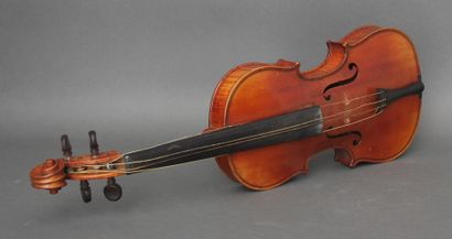 null Violon 3/4 Mircourt portant une étiquette apocryphe Stradivarius, dans son étui...