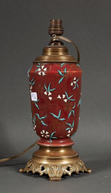 null Ceramic lamp base enamelled with flowers, brass mounting

Height : 25,5 cm
