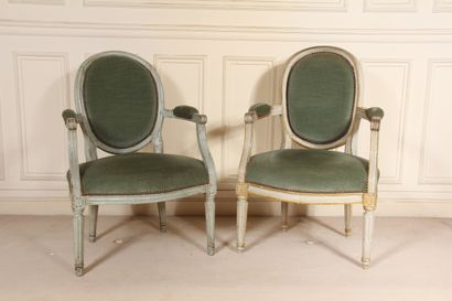 null Deux fauteuils en bois relaqué, gris pour l'un et blanc et doré pour l'autre,...