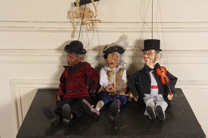 null Lot de trois marionnettes en bois et céramique polychrome, résine et bois