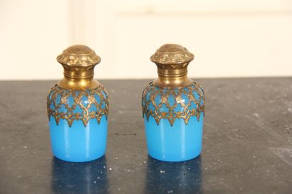 null Une paire de flacon à parfum en opaline bleu, monture laiton 

H : 7 cm ( légers...