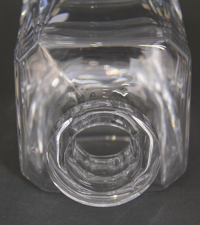 null SEVRES

Carafe en cristal de forme cubique à pans coupés

H : 26 cm.