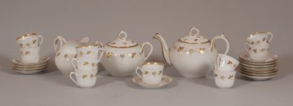 null White porcelain tea set with gilded vine decoration (accidents)
