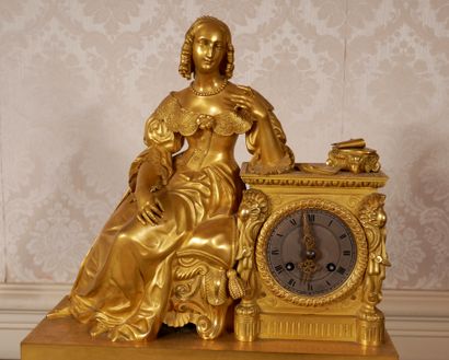 null *Pendule en bronze doré représentant une jeune femme à son bureau, époque Louis...