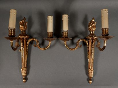 null Paire d'appliques en bronze à deux lumières style Louis XVI

H : 34 cm L : 26...