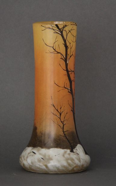 null François-Théodore LEGRAS (1839-1916)

Vase balustre en verre à fond orange peint...