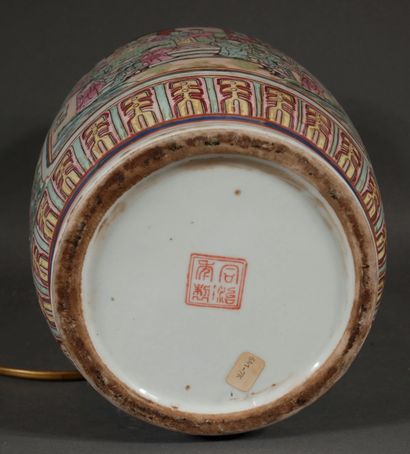 null Potiche en porcelaine polychrome dans le goût de la Famille Rose, Chine moderne,...