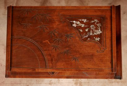 null Table à thé en bois naturel à deux plateaux à décor gravé de feuillage et marqueté...