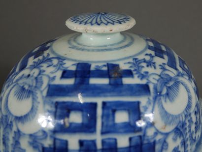 null White-blue porcelain baluster vase, modern China

H: 47 cm (damaged lid).