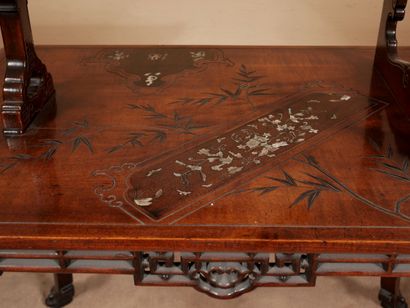 null Table à thé en bois naturel à deux plateaux à décor gravé de feuillage et marqueté...