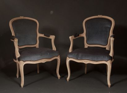 null Paire de fauteuils cabriolets laqués blanc sculptée de fleurs, style Louis XV

H...