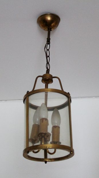 null Paire de lanternes en métal à trois lumières, style Louis XVI

H : 58 D : 11...