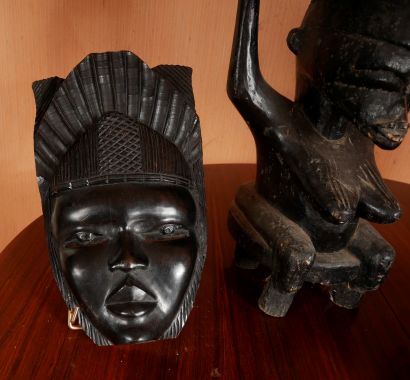 null *Lot de bibelots africains dont tambour en bois naturel sculpté