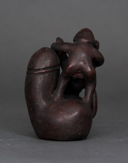null Petite sculpture en plâtre patiné en forme de phalus et singes

H : 7 cm.