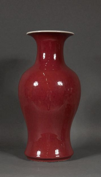 null Porcelain baluster vase with oxblood red slip, China

Height: 40 cm.
