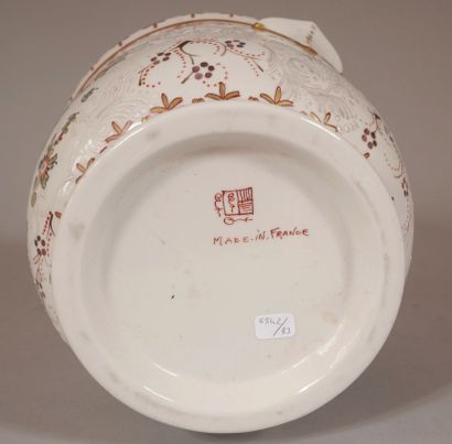 null Cache-pot à anses en porcelaine polychrome et doré à décor d'armoiries dans...