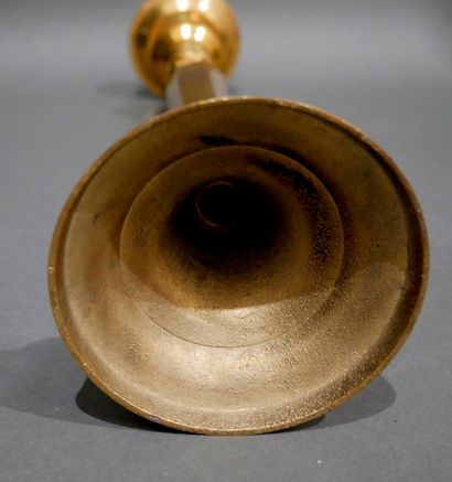 null Bougeoir en bronze, H : 39 cm.