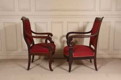 null Deux fauteuils en acajou, XIXe siècle 

H: 93 L: 63 P: 58 (accidents)

H: 96...