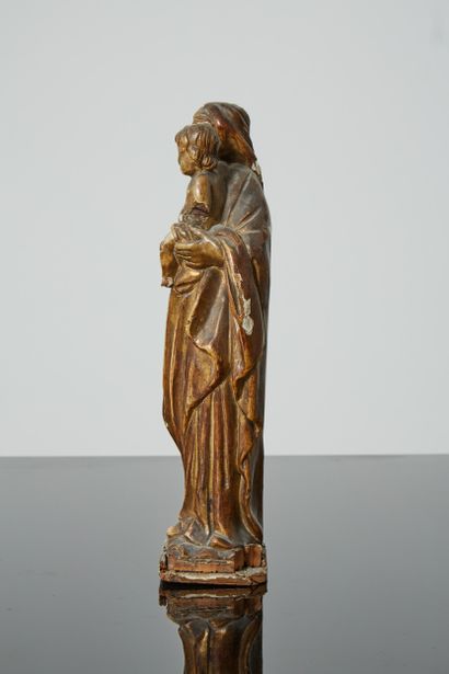 null Sculpture en bois stuqué doré représentant la Vierge à l'enfant (accidents et...