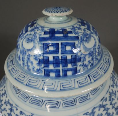null Potiche balustre en porcelaine blanc-bleu, Chine moderne

H : 47 cm (couvercle...