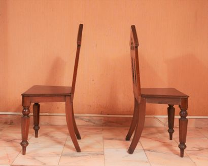 null *Paire de chaises en bois naturel à fronton triangulaire

H : 95 L : 44 P :...