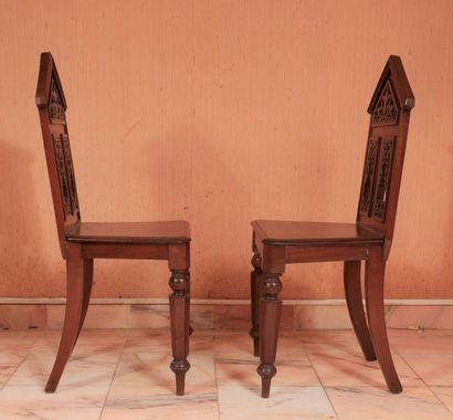null *Paire de chaises en bois naturel à fronton triangulaire

H : 95 L : 44 P :...