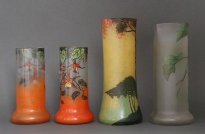 null Quatre vases en verre à décor peint et émaillé de fleurs et paysage lacustre

H...