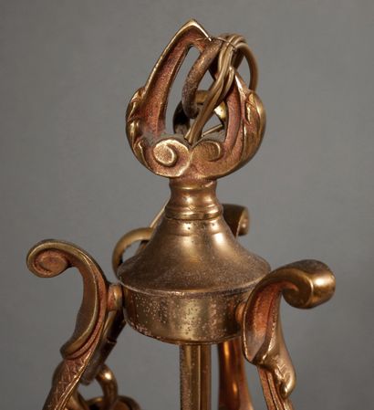 null Lanterne en métal à deux lumières style Louis XVI

H : 70 cm Diam. : 19 cm