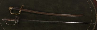 null Un sabre du XIXe siècle et une épée à lame damassée