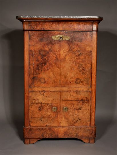 null 
*A burr veneer desk with a grey veined marble top, 19th century.




H : 150...