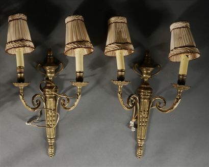 null *Deux paires d'appliques en bronze et pampilles style Louis XVI

H : 20 et 43...