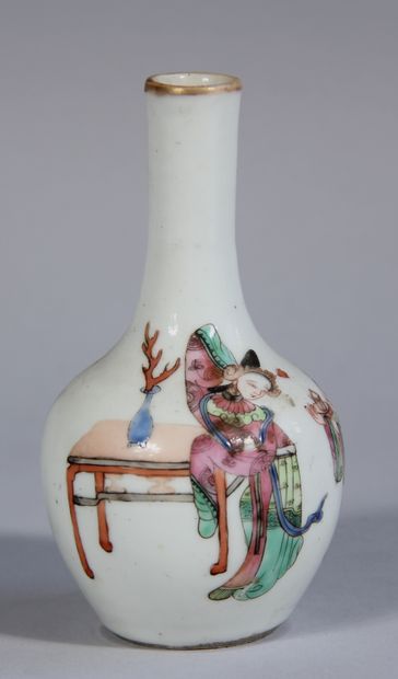 null *Vase globulaire à long col en pordelaine à décor de personnages, Chine

H :...