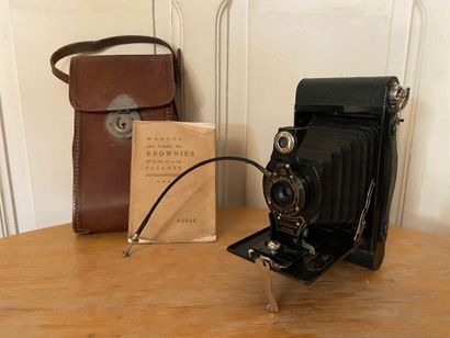 KODAK 
Brownie 2 bellow camera, with leather...