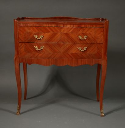 null A Louis XV style veneer table opening with two drawers on two rows.

H : 73...