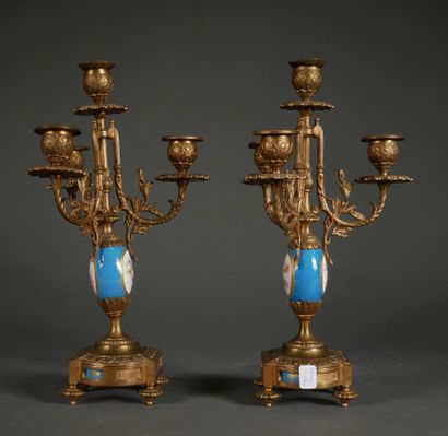 null *Paire de candélabres quadripodes en bronze et porcelaine à décor de putti et...