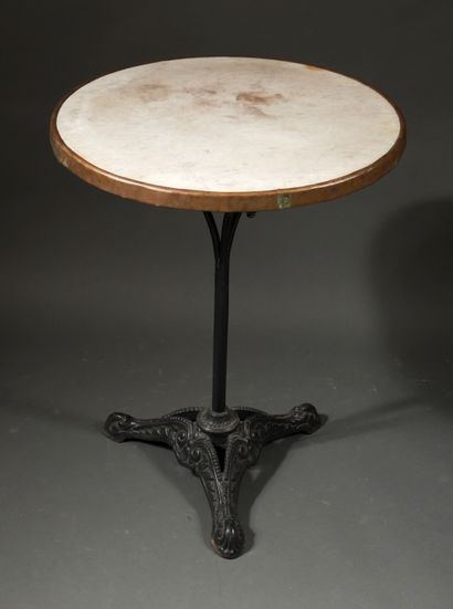 null *Table bistrot ronde, piètement en fonte, plateau marbre blanc usé

H : 72 D...