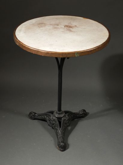 null Round bistro table, cast iron base, worn white marble top

H : 72 D : 55 cm...