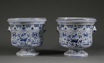 null Pair of pot holders on pedestal in white and blue earthenware decorated with...