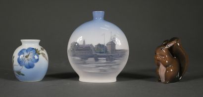 null *ROYAL COPENHAGUE

- Deux petits vases en porcelaine polychrome à décor d'un...