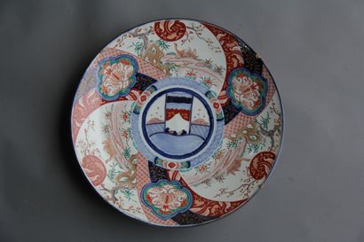 null A polychrome porcelain dish with rotating medallions, Imari

D : 47 cm.