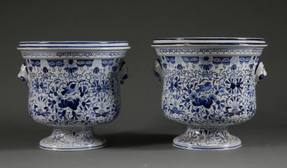null Pair of pot holders on pedestal in white and blue earthenware decorated with...