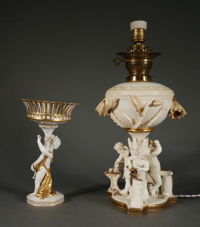 null *MOORE - CAPODIMONTE

- Pied de lampe en faïence crème et doré à décor d'angelots

H...