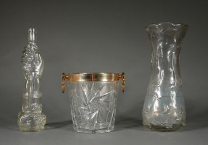 null *Lot :

- Seau à bouteille en verre taillé, monture et anses en métal doré

H...