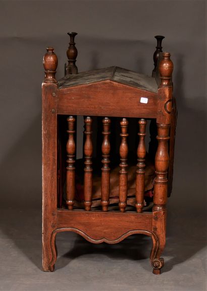 null Natural wood panelled and carved with flowers, 19th century.

H : 80 W : 84...