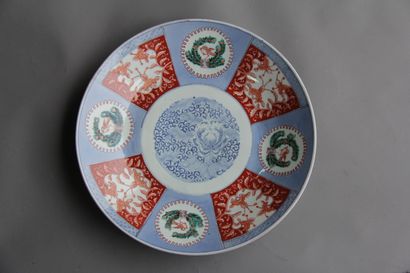 null A round polychrome porcelain dish decorated with medallions, Japan

D : 46,5...