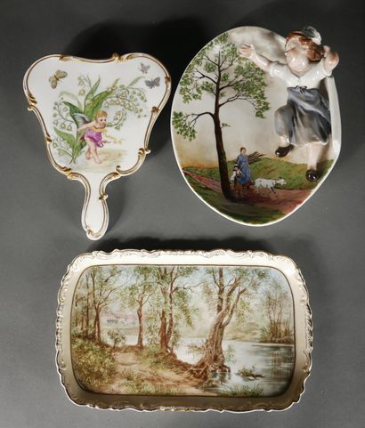 null *Lot en porcelaine polychrome comprenant un plateau, un porte-bouquet d'applique...