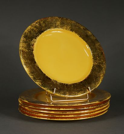 null Six ceramic dinner plates with yellow glaze and golden border

D : 32 cm.