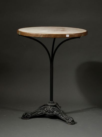 null Round bistro table, cast iron base, worn white marble top

H : 72 D : 55 cm...