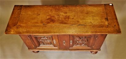 null Low Neo-Renaissance style natural wood buffet with seated women

H : 77 W :...